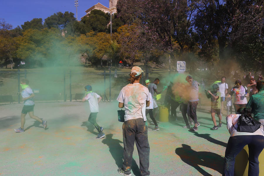 Han sido muchas las familias con niños que se han animado así a empezar el Día de Andalucía corriendo entre polvos de colores. En total, más de 4.000 personas