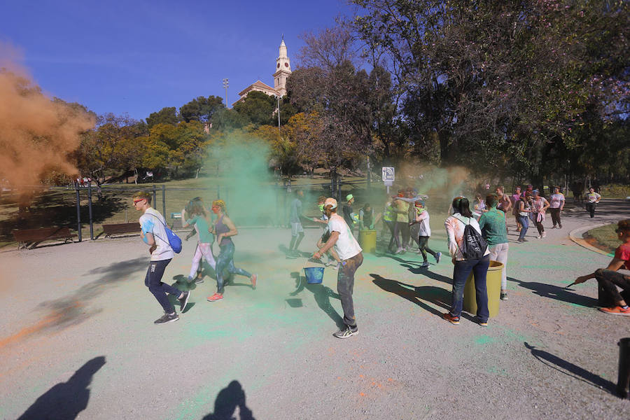 Han sido muchas las familias con niños que se han animado así a empezar el Día de Andalucía corriendo entre polvos de colores. En total, más de 4.000 personas