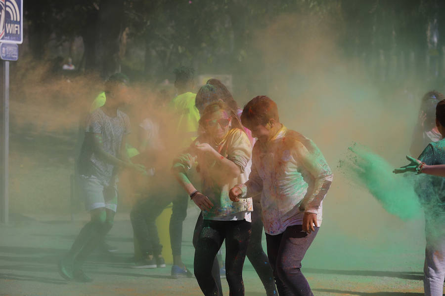 Han sido muchas las familias con niños que se han animado así a empezar el Día de Andalucía corriendo entre polvos de colores. En total, más de 4.000 personas