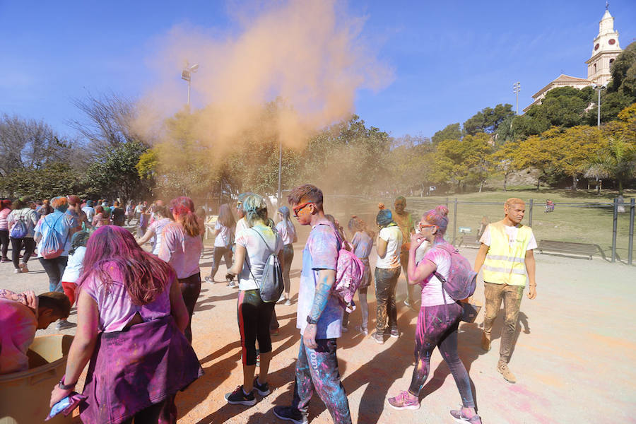 Han sido muchas las familias con niños que se han animado así a empezar el Día de Andalucía corriendo entre polvos de colores. En total, más de 4.000 personas