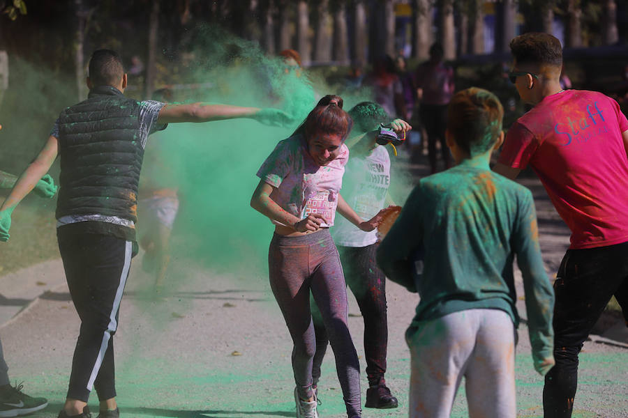 Han sido muchas las familias con niños que se han animado así a empezar el Día de Andalucía corriendo entre polvos de colores. En total, más de 4.000 personas