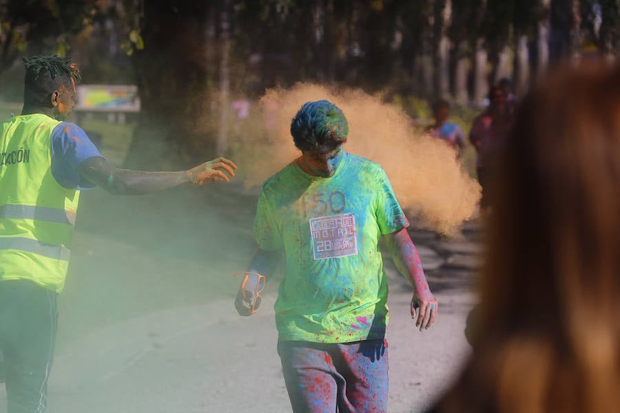 Han sido muchas las familias con niños que se han animado así a empezar el Día de Andalucía corriendo entre polvos de colores. En total, más de 4.000 personas