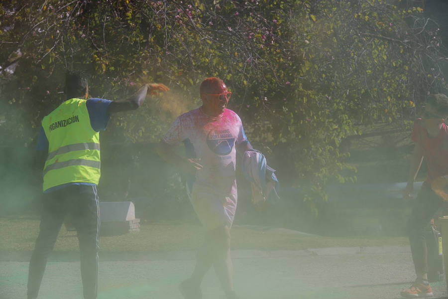 Han sido muchas las familias con niños que se han animado así a empezar el Día de Andalucía corriendo entre polvos de colores. En total, más de 4.000 personas