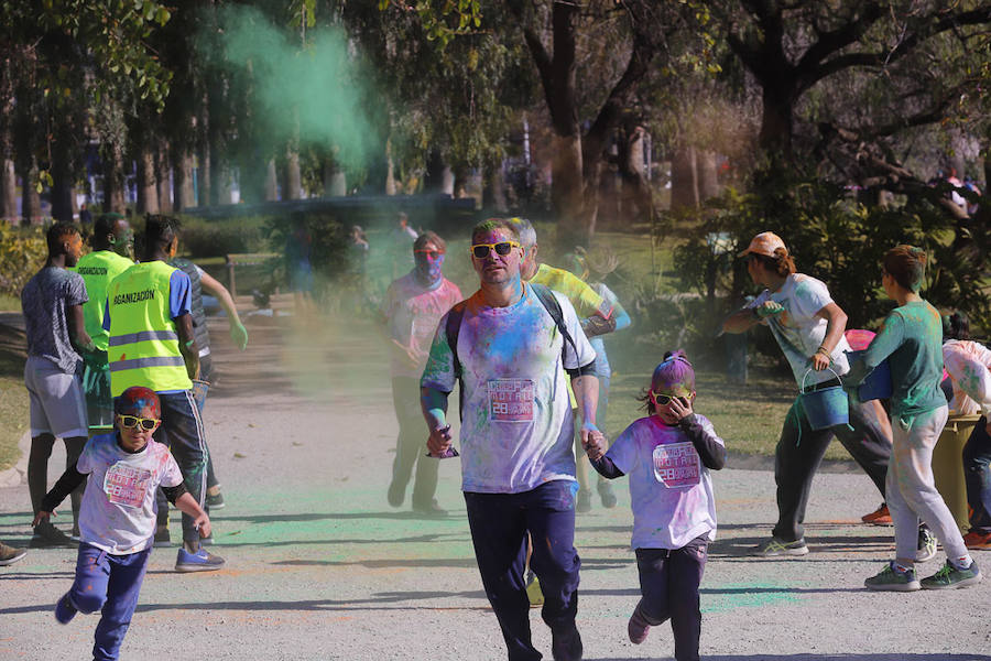 Han sido muchas las familias con niños que se han animado así a empezar el Día de Andalucía corriendo entre polvos de colores. En total, más de 4.000 personas