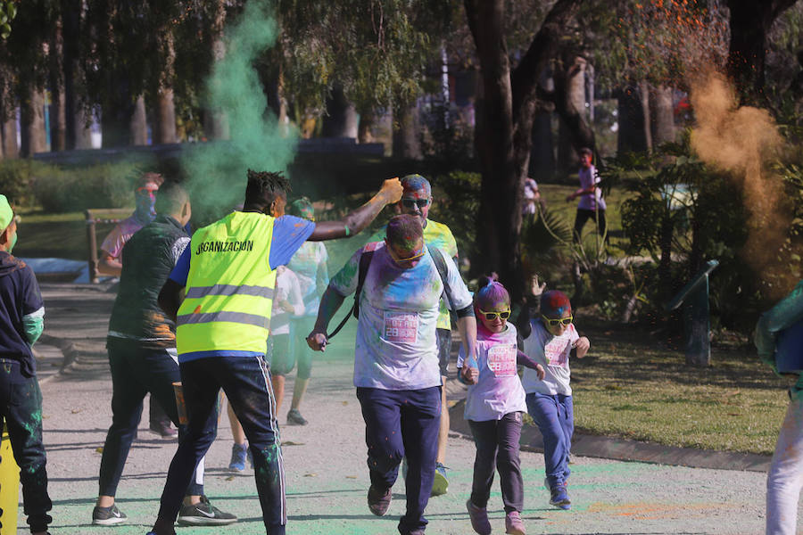 Han sido muchas las familias con niños que se han animado así a empezar el Día de Andalucía corriendo entre polvos de colores. En total, más de 4.000 personas