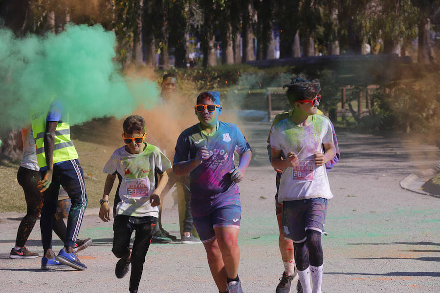 Han sido muchas las familias con niños que se han animado así a empezar el Día de Andalucía corriendo entre polvos de colores. En total, más de 4.000 personas