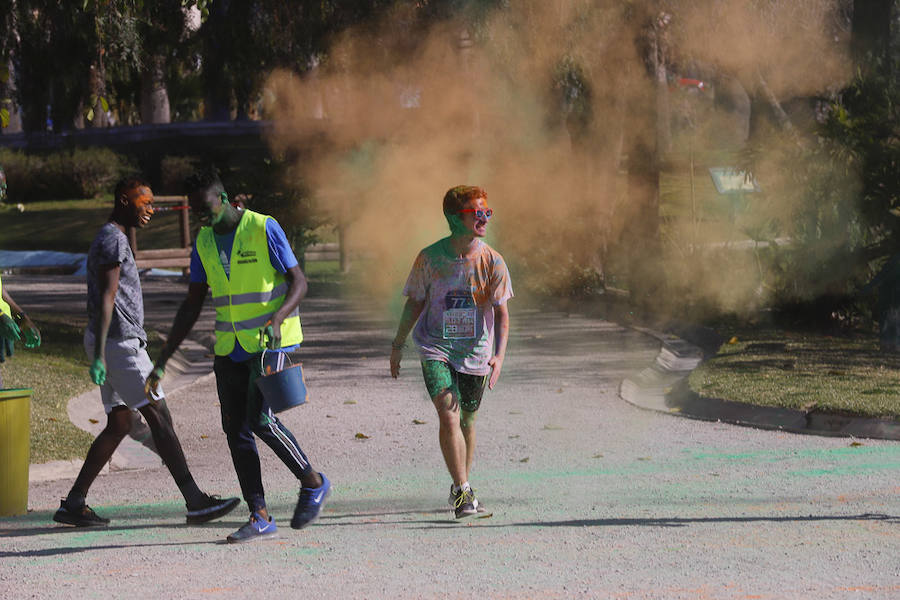 Han sido muchas las familias con niños que se han animado así a empezar el Día de Andalucía corriendo entre polvos de colores. En total, más de 4.000 personas