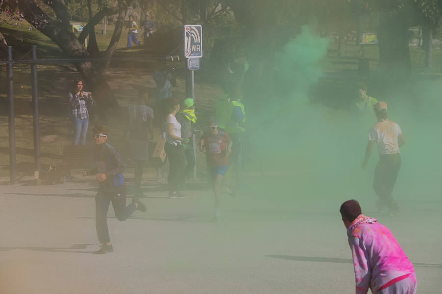 Han sido muchas las familias con niños que se han animado así a empezar el Día de Andalucía corriendo entre polvos de colores. En total, más de 4.000 personas