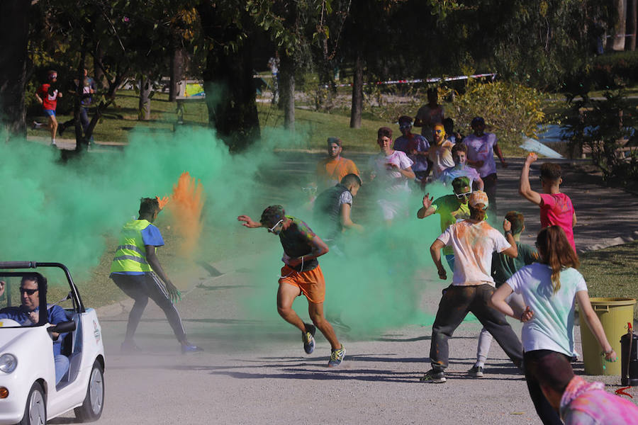 Han sido muchas las familias con niños que se han animado así a empezar el Día de Andalucía corriendo entre polvos de colores. En total, más de 4.000 personas