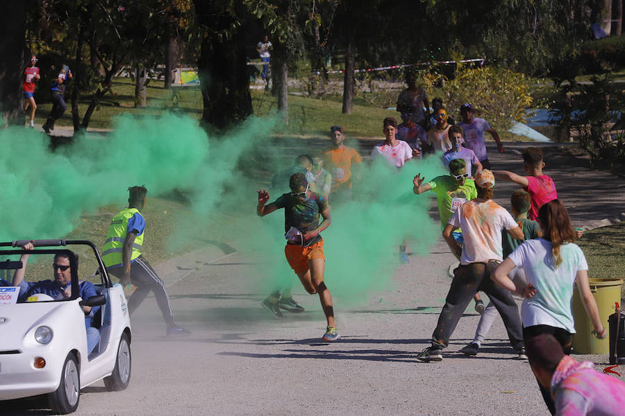 Han sido muchas las familias con niños que se han animado así a empezar el Día de Andalucía corriendo entre polvos de colores. En total, más de 4.000 personas