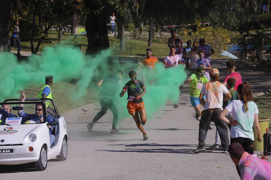 Han sido muchas las familias con niños que se han animado así a empezar el Día de Andalucía corriendo entre polvos de colores. En total, más de 4.000 personas