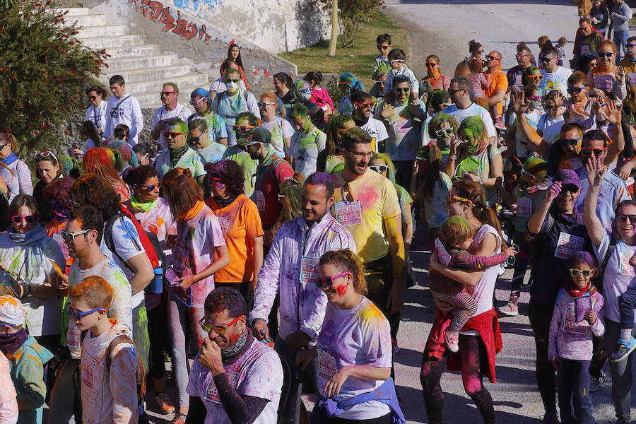 Han sido muchas las familias con niños que se han animado así a empezar el Día de Andalucía corriendo entre polvos de colores. En total, más de 4.000 personas