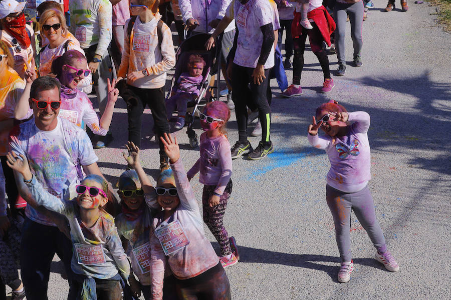 Han sido muchas las familias con niños que se han animado así a empezar el Día de Andalucía corriendo entre polvos de colores. En total, más de 4.000 personas