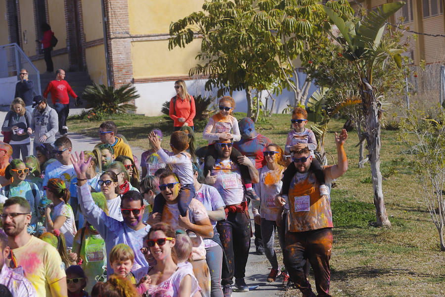 Han sido muchas las familias con niños que se han animado así a empezar el Día de Andalucía corriendo entre polvos de colores. En total, más de 4.000 personas