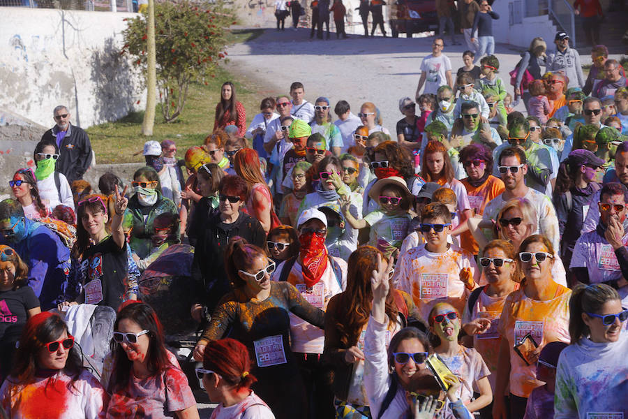 Han sido muchas las familias con niños que se han animado así a empezar el Día de Andalucía corriendo entre polvos de colores. En total, más de 4.000 personas