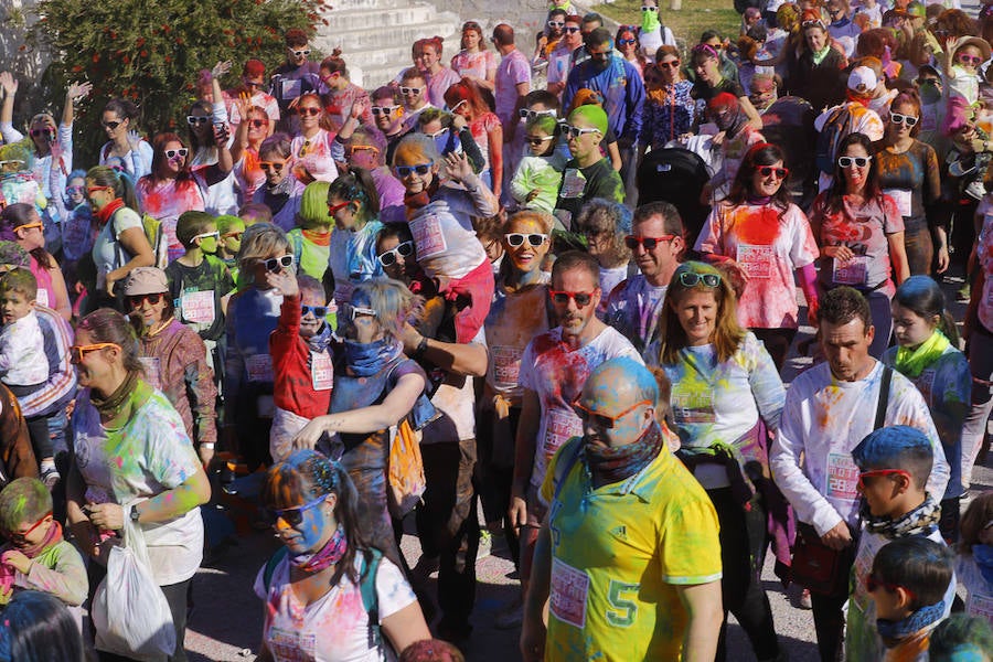 Han sido muchas las familias con niños que se han animado así a empezar el Día de Andalucía corriendo entre polvos de colores. En total, más de 4.000 personas