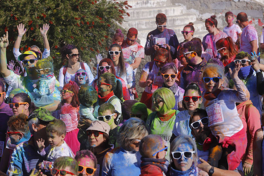 Han sido muchas las familias con niños que se han animado así a empezar el Día de Andalucía corriendo entre polvos de colores. En total, más de 4.000 personas