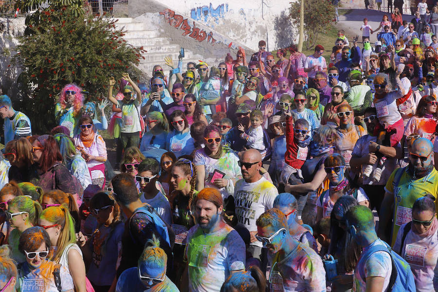 Han sido muchas las familias con niños que se han animado así a empezar el Día de Andalucía corriendo entre polvos de colores. En total, más de 4.000 personas