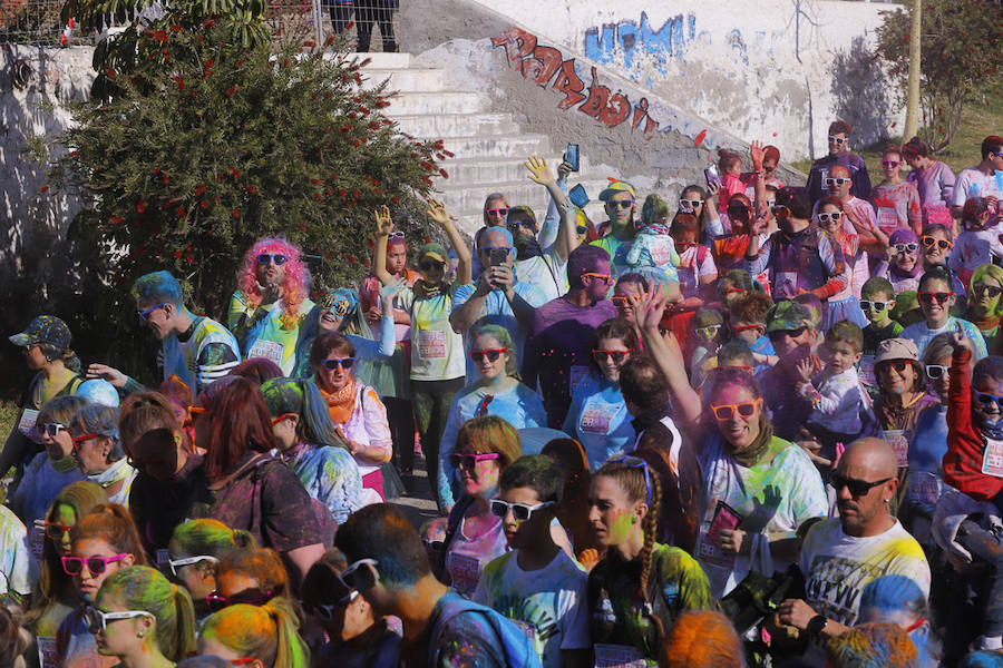 Han sido muchas las familias con niños que se han animado así a empezar el Día de Andalucía corriendo entre polvos de colores. En total, más de 4.000 personas