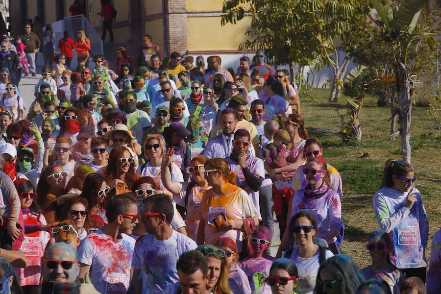 Han sido muchas las familias con niños que se han animado así a empezar el Día de Andalucía corriendo entre polvos de colores. En total, más de 4.000 personas