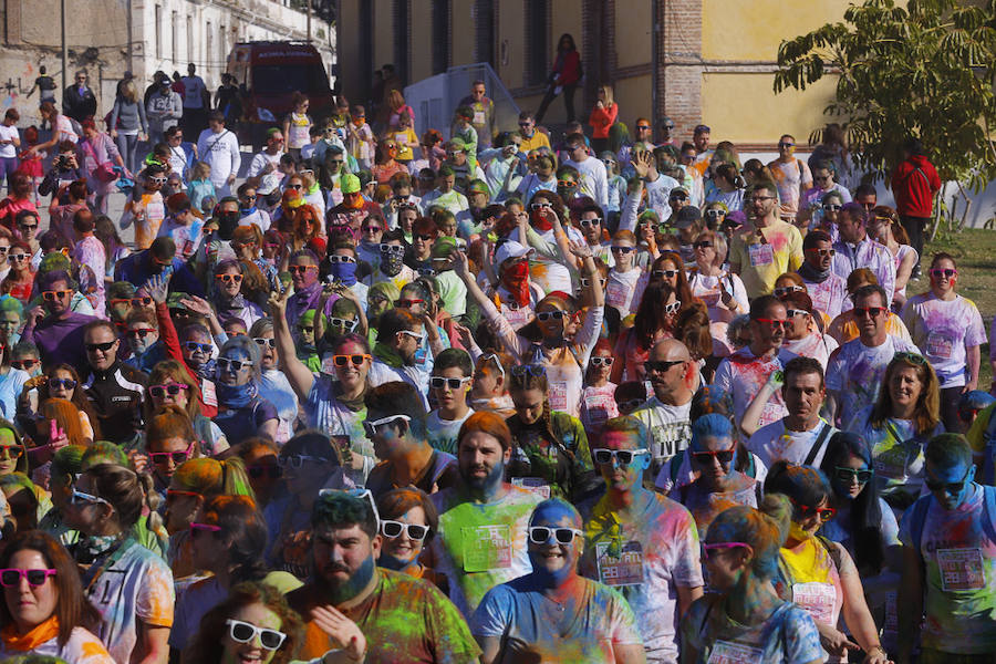 Han sido muchas las familias con niños que se han animado así a empezar el Día de Andalucía corriendo entre polvos de colores. En total, más de 4.000 personas