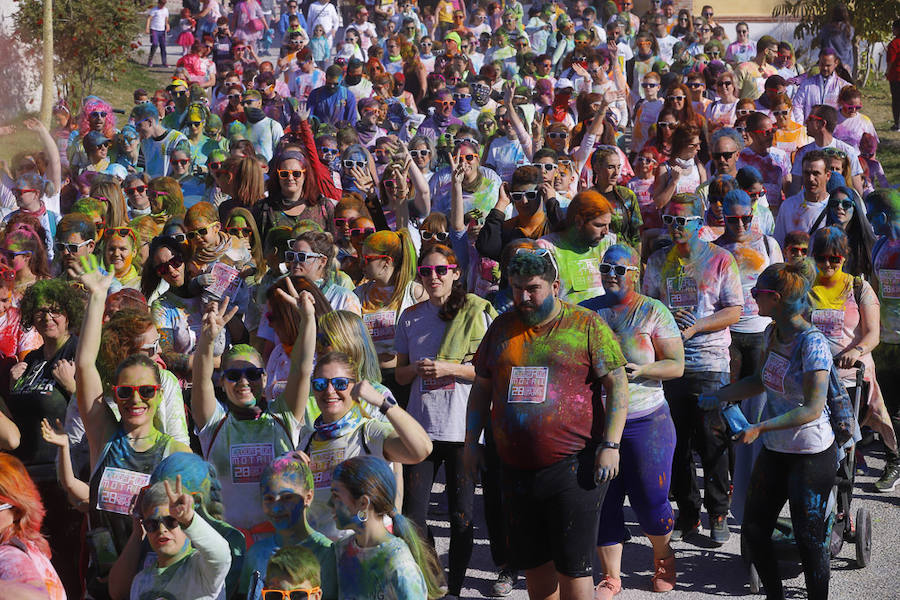 Han sido muchas las familias con niños que se han animado así a empezar el Día de Andalucía corriendo entre polvos de colores. En total, más de 4.000 personas