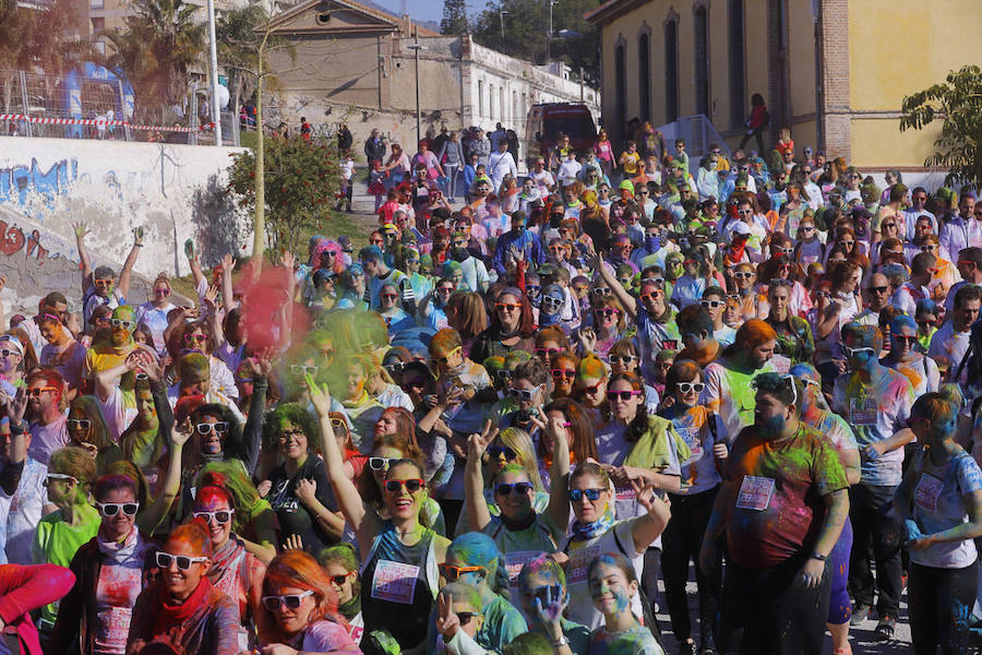 Han sido muchas las familias con niños que se han animado así a empezar el Día de Andalucía corriendo entre polvos de colores. En total, más de 4.000 personas