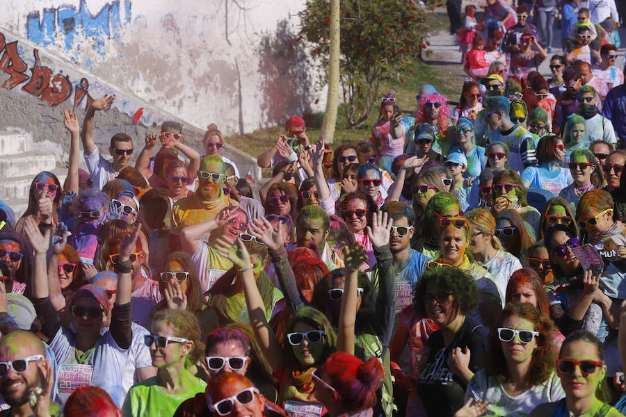 Han sido muchas las familias con niños que se han animado así a empezar el Día de Andalucía corriendo entre polvos de colores. En total, más de 4.000 personas