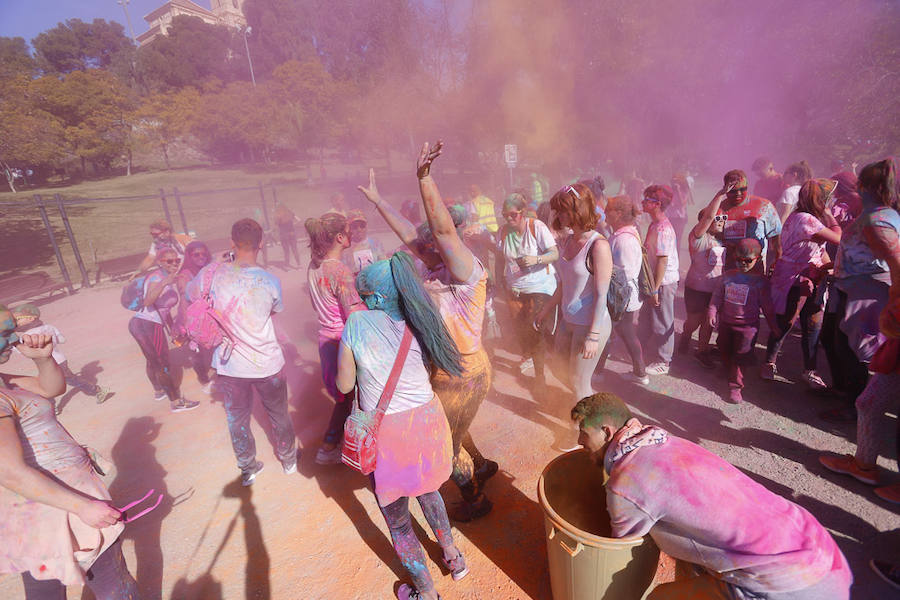 Han sido muchas las familias con niños que se han animado así a empezar el Día de Andalucía corriendo entre polvos de colores. En total, más de 4.000 personas