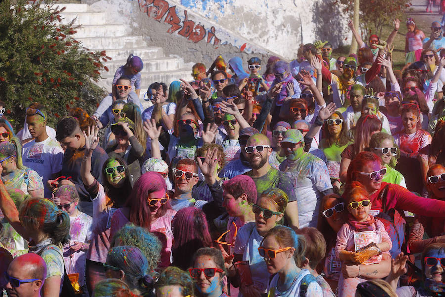 Han sido muchas las familias con niños que se han animado así a empezar el Día de Andalucía corriendo entre polvos de colores. En total, más de 4.000 personas