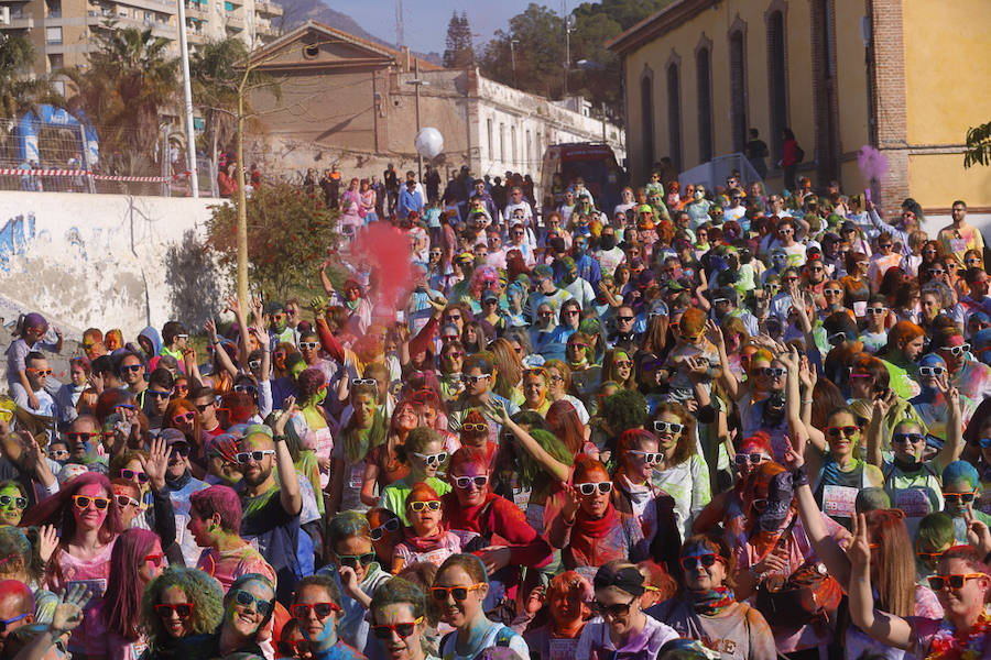 Han sido muchas las familias con niños que se han animado así a empezar el Día de Andalucía corriendo entre polvos de colores. En total, más de 4.000 personas