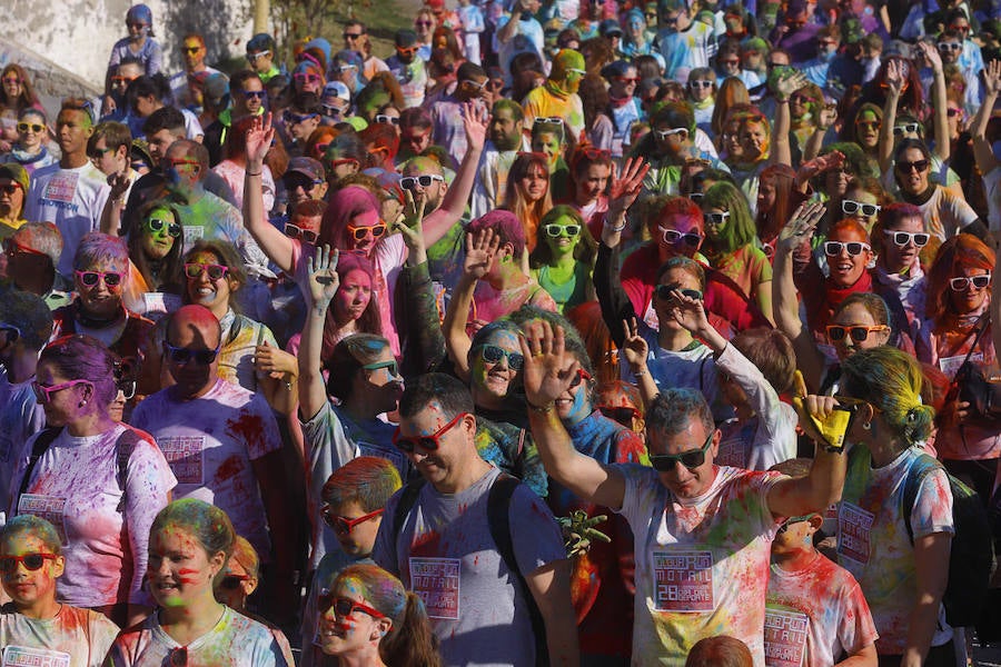 Han sido muchas las familias con niños que se han animado así a empezar el Día de Andalucía corriendo entre polvos de colores. En total, más de 4.000 personas