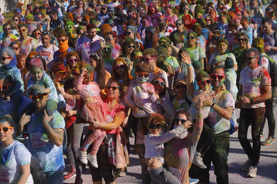 Han sido muchas las familias con niños que se han animado así a empezar el Día de Andalucía corriendo entre polvos de colores. En total, más de 4.000 personas