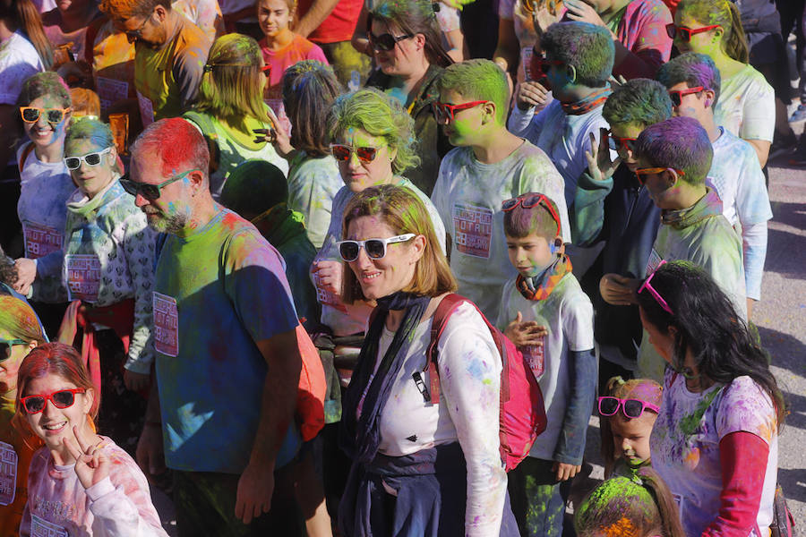 Han sido muchas las familias con niños que se han animado así a empezar el Día de Andalucía corriendo entre polvos de colores. En total, más de 4.000 personas