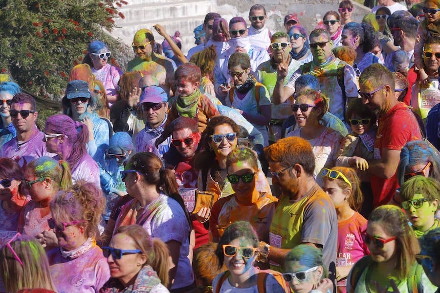 Han sido muchas las familias con niños que se han animado así a empezar el Día de Andalucía corriendo entre polvos de colores. En total, más de 4.000 personas