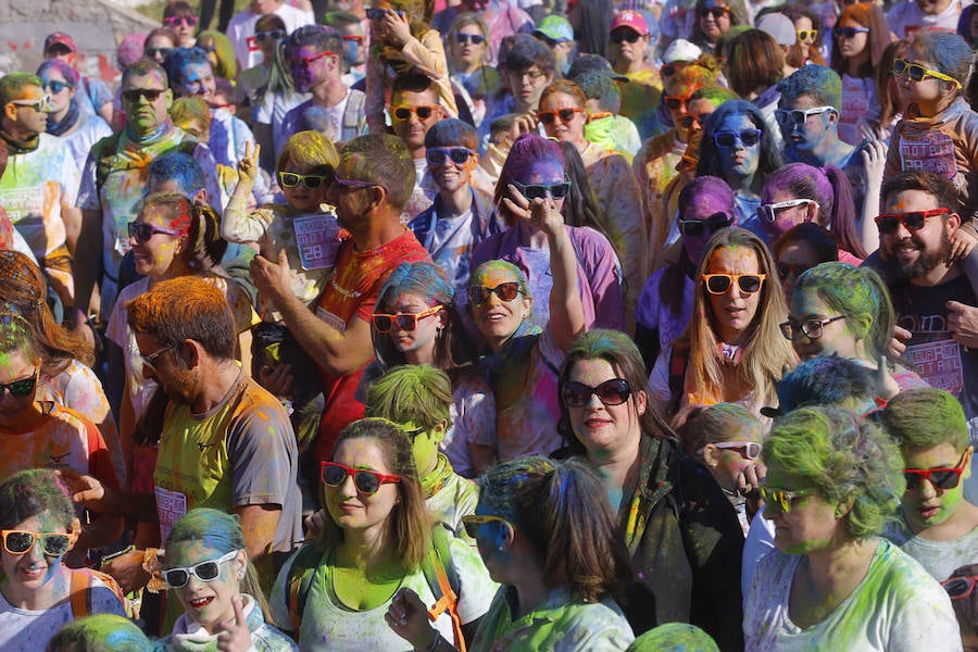 Han sido muchas las familias con niños que se han animado así a empezar el Día de Andalucía corriendo entre polvos de colores. En total, más de 4.000 personas