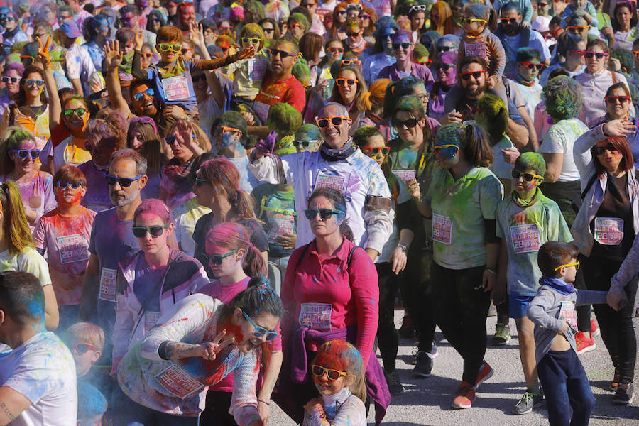 Han sido muchas las familias con niños que se han animado así a empezar el Día de Andalucía corriendo entre polvos de colores. En total, más de 4.000 personas