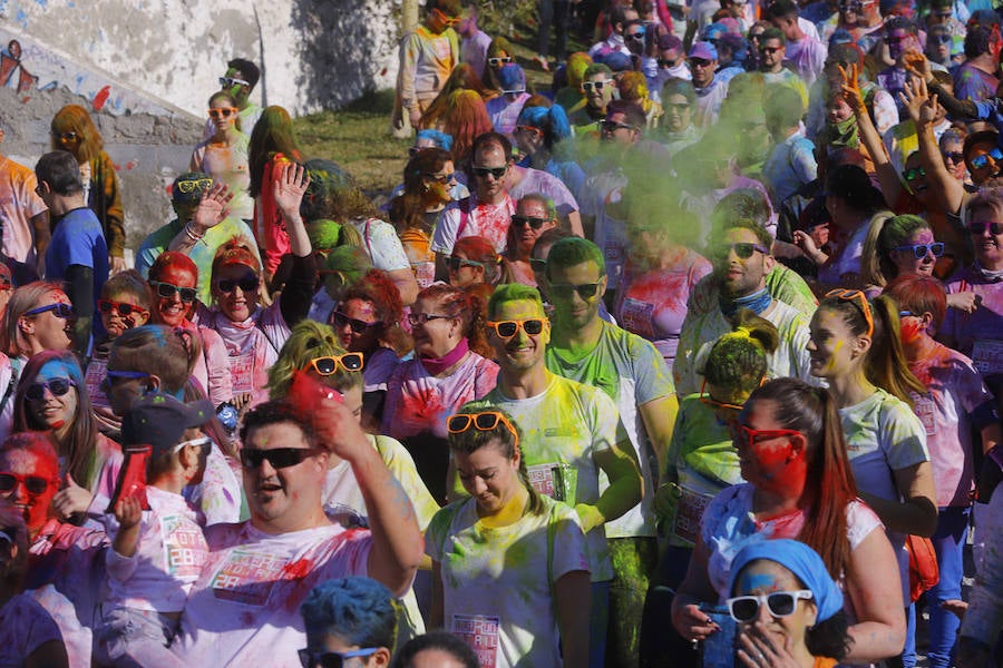 Han sido muchas las familias con niños que se han animado así a empezar el Día de Andalucía corriendo entre polvos de colores. En total, más de 4.000 personas