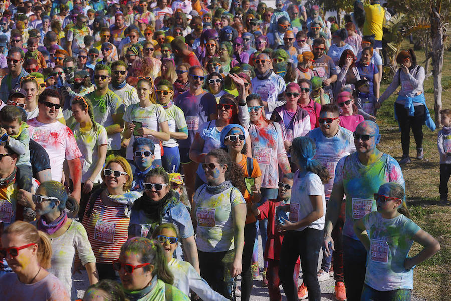 Han sido muchas las familias con niños que se han animado así a empezar el Día de Andalucía corriendo entre polvos de colores. En total, más de 4.000 personas