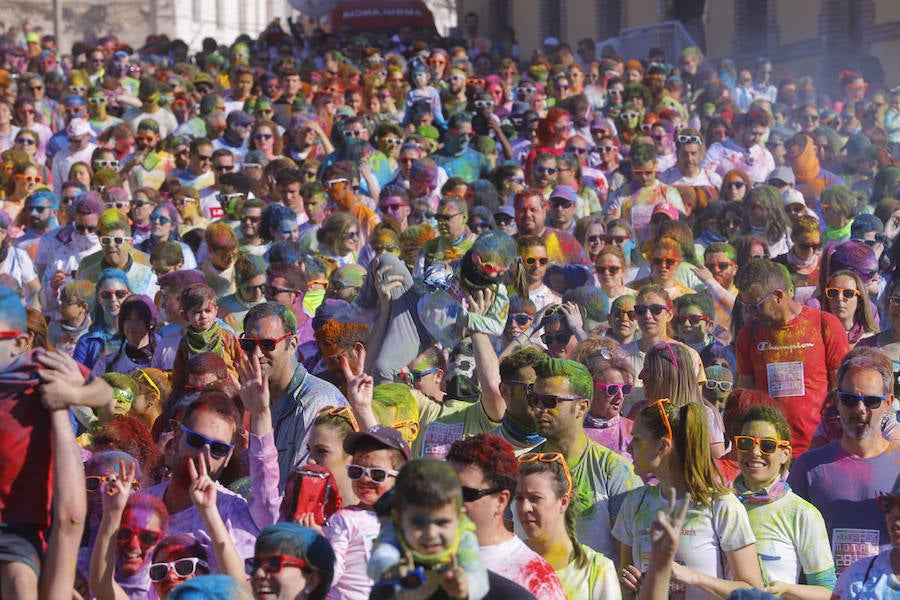 Han sido muchas las familias con niños que se han animado así a empezar el Día de Andalucía corriendo entre polvos de colores. En total, más de 4.000 personas