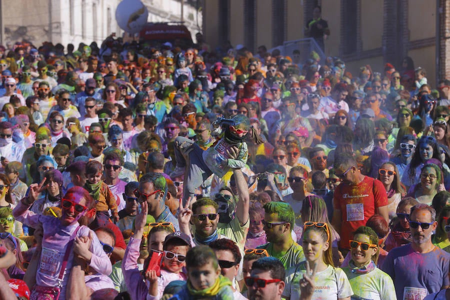 Han sido muchas las familias con niños que se han animado así a empezar el Día de Andalucía corriendo entre polvos de colores. En total, más de 4.000 personas