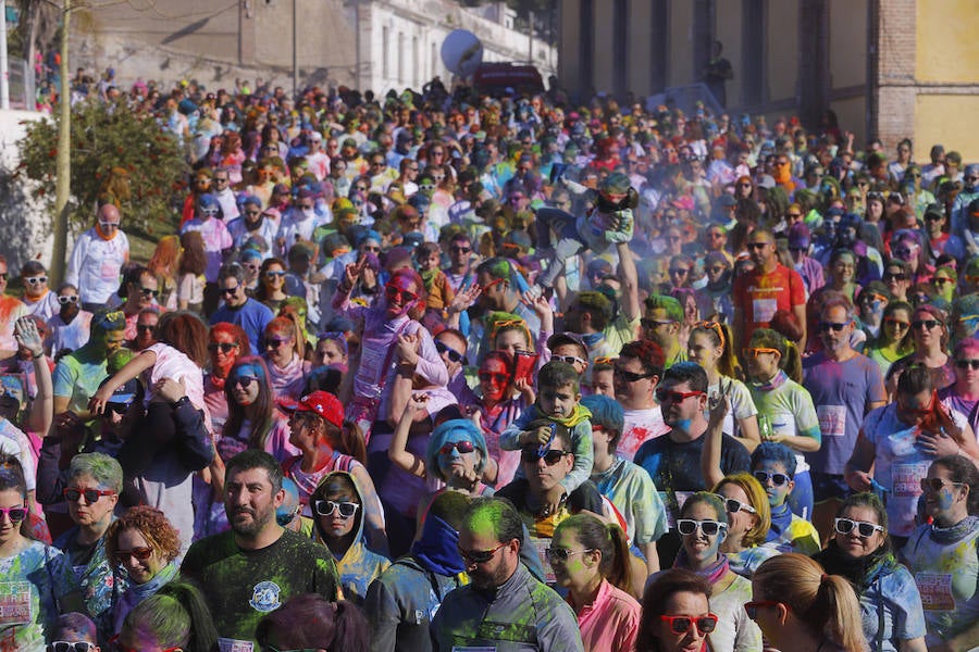 Han sido muchas las familias con niños que se han animado así a empezar el Día de Andalucía corriendo entre polvos de colores. En total, más de 4.000 personas