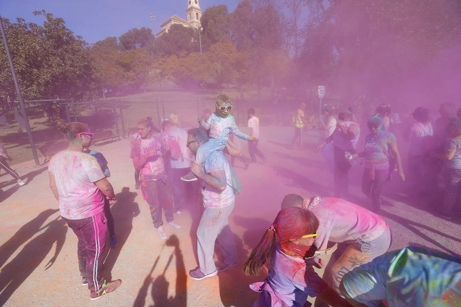 Han sido muchas las familias con niños que se han animado así a empezar el Día de Andalucía corriendo entre polvos de colores. En total, más de 4.000 personas