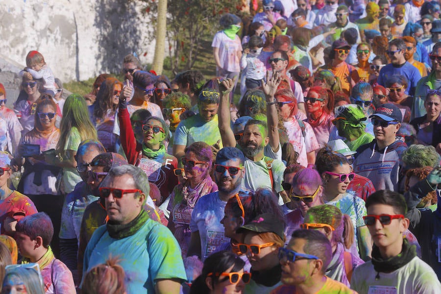 Han sido muchas las familias con niños que se han animado así a empezar el Día de Andalucía corriendo entre polvos de colores. En total, más de 4.000 personas