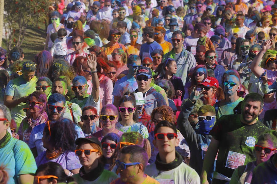 Han sido muchas las familias con niños que se han animado así a empezar el Día de Andalucía corriendo entre polvos de colores. En total, más de 4.000 personas