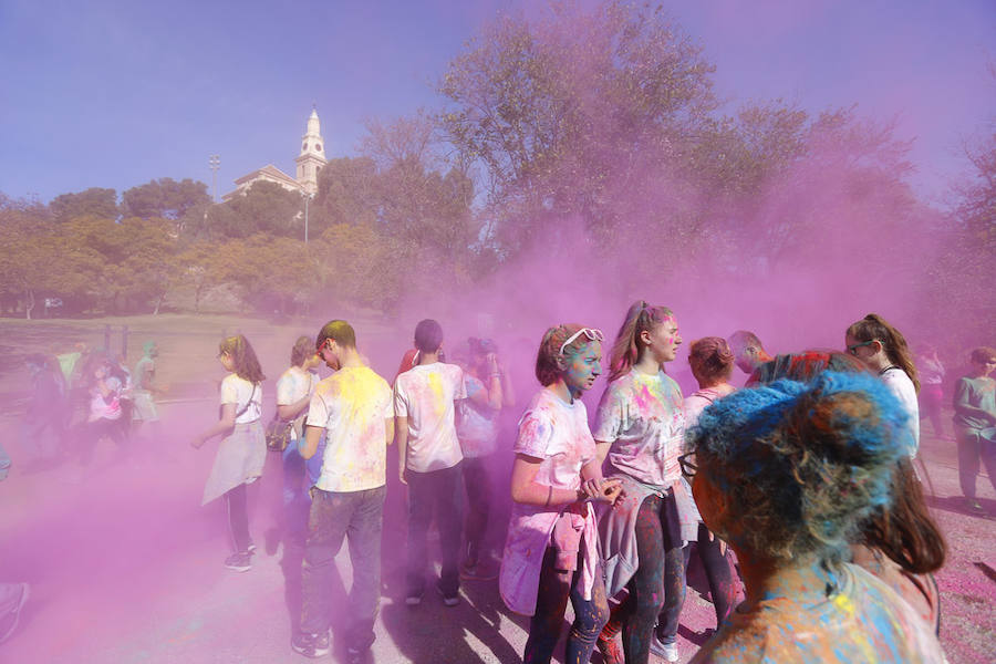 Han sido muchas las familias con niños que se han animado así a empezar el Día de Andalucía corriendo entre polvos de colores. En total, más de 4.000 personas