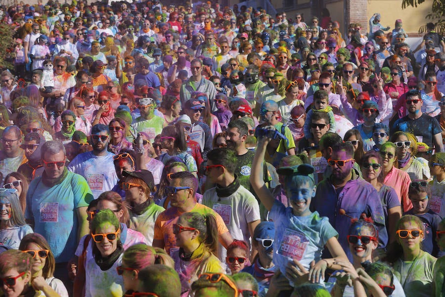 Han sido muchas las familias con niños que se han animado así a empezar el Día de Andalucía corriendo entre polvos de colores. En total, más de 4.000 personas