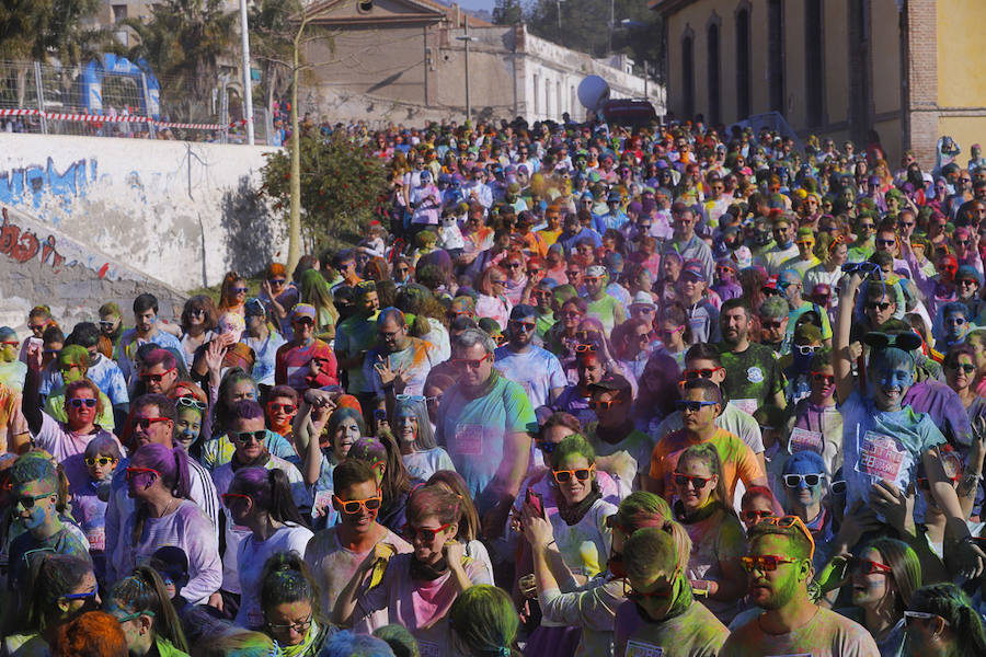 Han sido muchas las familias con niños que se han animado así a empezar el Día de Andalucía corriendo entre polvos de colores. En total, más de 4.000 personas