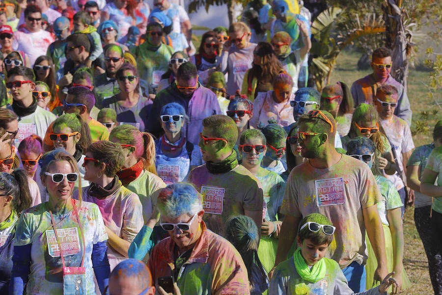 Han sido muchas las familias con niños que se han animado así a empezar el Día de Andalucía corriendo entre polvos de colores. En total, más de 4.000 personas