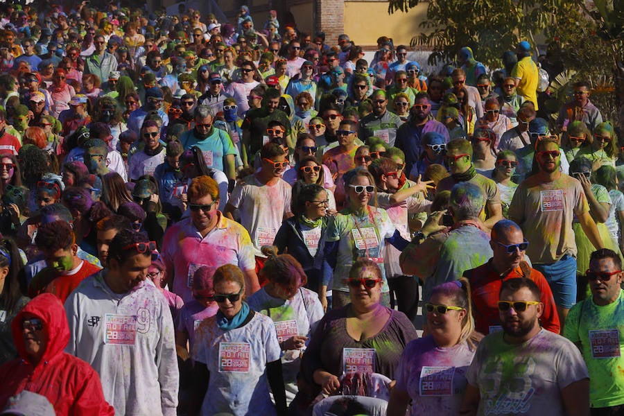 Han sido muchas las familias con niños que se han animado así a empezar el Día de Andalucía corriendo entre polvos de colores. En total, más de 4.000 personas